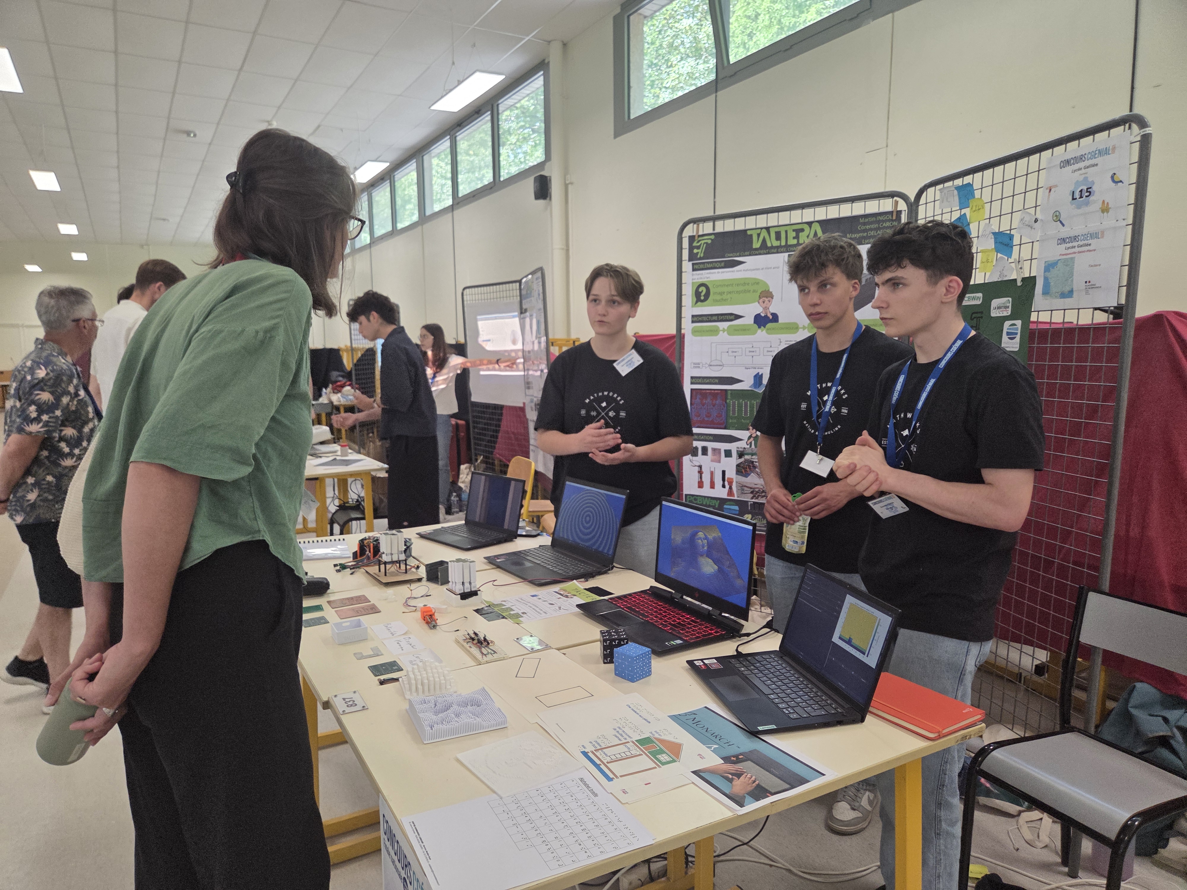 Tacte - CCG26 lèves du Lycée Galilée de Normandie présentant leur projet Tactera dédié à l'inclusion des déficients visuels devant un stand avec des ordinateurs au Concours CGénial 2026