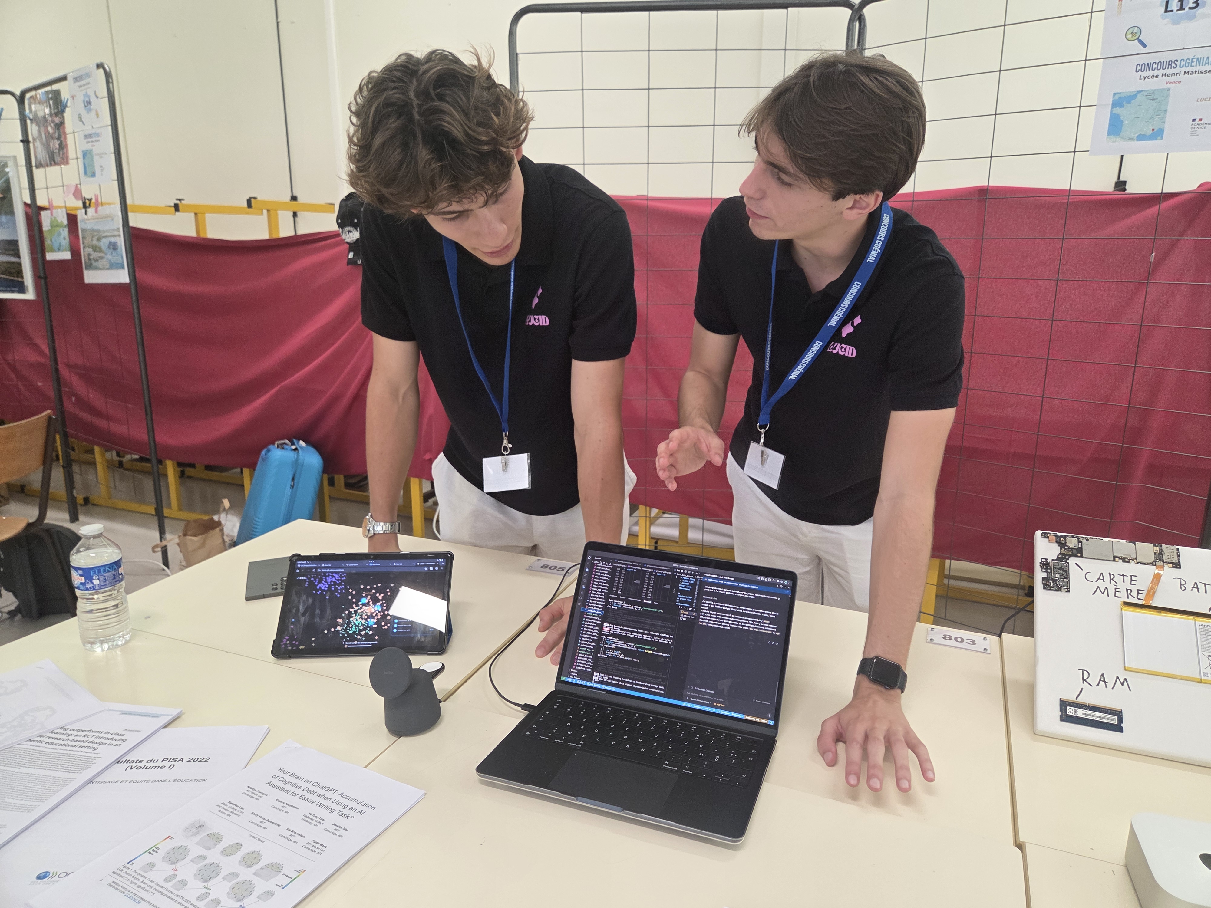 Projet Lucid CCG26 Deux lycéens du Lycée Henri Matisse de Nice présentent leur projet d'intelligence artificielle Lucid sur ordinateur et tablette lors de la finale nationale du Concours CGénial 2026